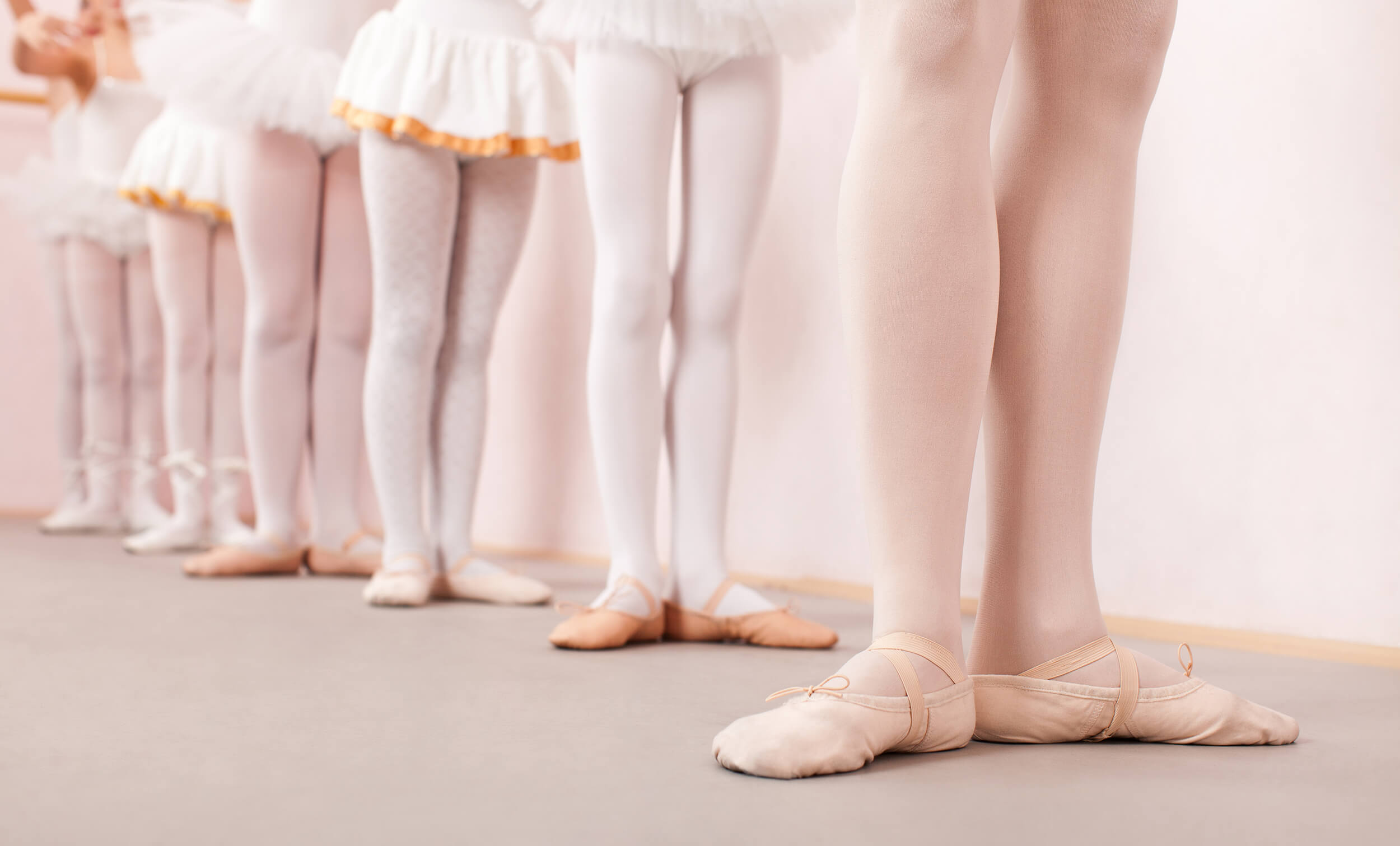 Ballet jobs. Хореография для детей. Балетная семья. Пуанты для детей. Очень юные балеринки раздеваются.