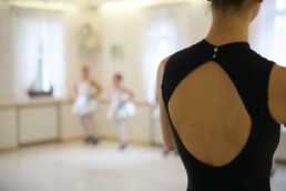 dancers learning a dégagé